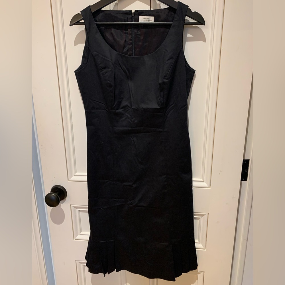 Tahari size 4 gorgeous black dress with pleats